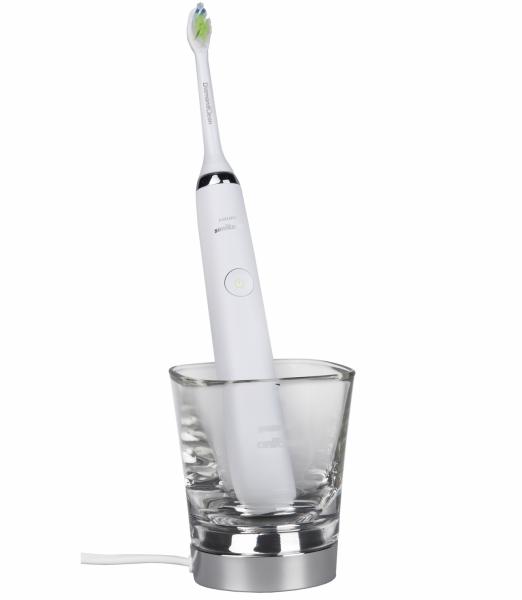 Elektrische Zahnbürste im Glas von Philips