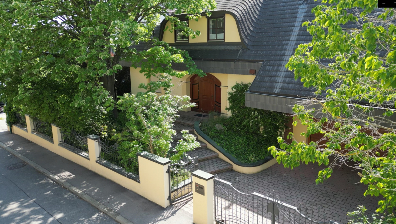 Grozgiges Einfamilienhaus mit hohem Wohnkomfort und groen Garten und Pool