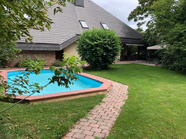 Grozgiges Einfamilienhaus mit hohem Wohnkomfort und groen Garten und Pool /  / 2481 Achau / Bild 2