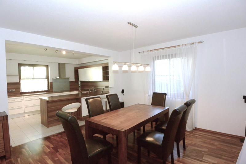 Grozgiges Einfamilienhaus mit hohem Wohnkomfort und groen Garten und Pool /  / 2481 Achau / Bild 9