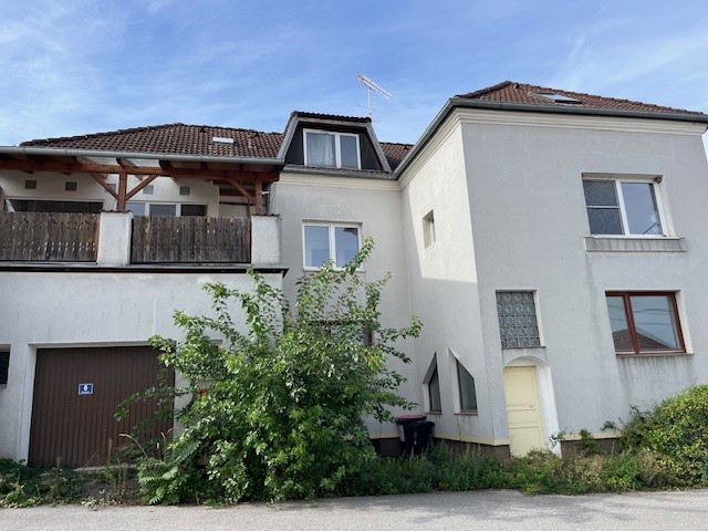 Zweifamilienwohnhaus mit kleinem Garten