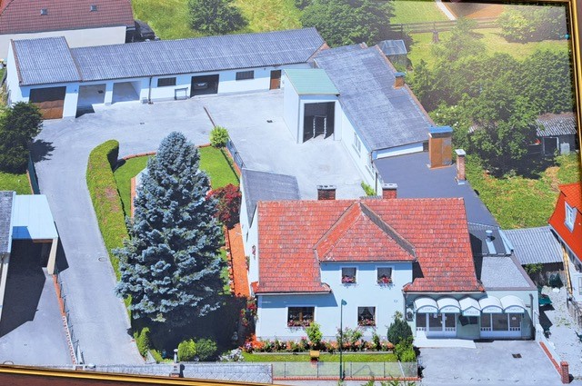 Sanierungsbedrftiges Wohnhaus mit Garten, Pool, Garagen und ehemaligem Schlachthof