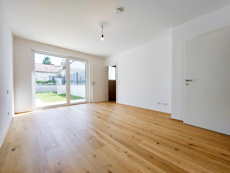 TRAUMHAFTE GARTENWOHNUNG MIT SEHR GUTER RAUMAUFTEILUNG - GROSSZGIGE WOHNKCHE UND 3 SCHLAFZIMMER /  / 1220 Wien / Bild 3