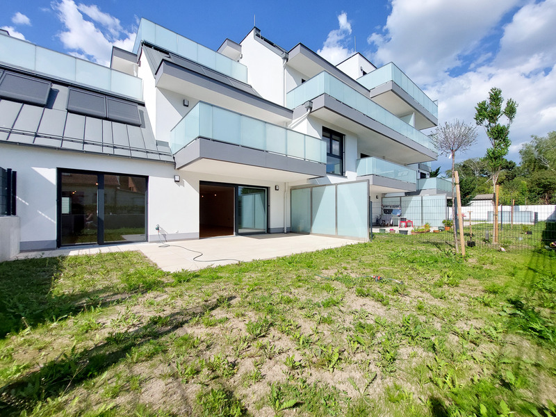 DREAM GARDEN APARTMENT WITH EXCELLENT ROOM LAYOUT - SPACIOUS LIVING KITCHEN AND 3 BEDROOMS