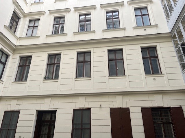 Zu sanierende Altbauwohnung im ersten Stock, Innenhoflage /  / 1020 Wien / Bild 2