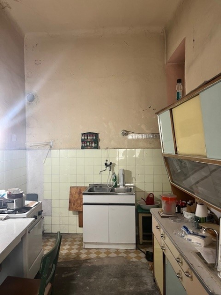 Zu sanierende Altbauwohnung im ersten Stock, Innenhoflage /  / 1020 Wien / Bild 3