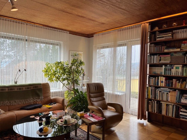 Renovierungsbedürftiger unterkellerter Bungalow in Ruhelage