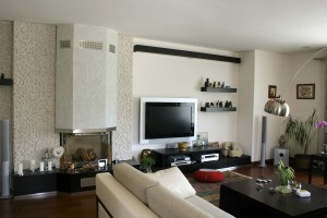 Eingerichtetes Wohnzimmer mit Kamin Flatscreen und mehr