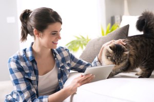 Frau mit Katze in Wohnung