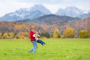 Kinder auf Wiese