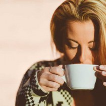 Frau trinkt Tee gegen ihre Erkältung