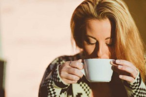 Frau trinkt Tee gegen Erkältung bzw. Schnupfen
