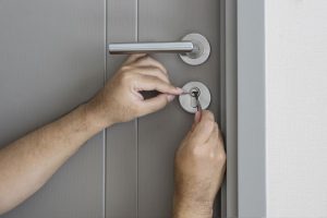 Schlüsseldienst beim Aufsperren einer verschlossenen Tür