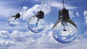 Glühbirnen im Himmel: Energiesparen zuhause