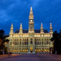 Wiener Rathaus bei Nacht