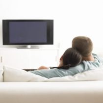 Paar vorm Fernseher im Wohnzimmer